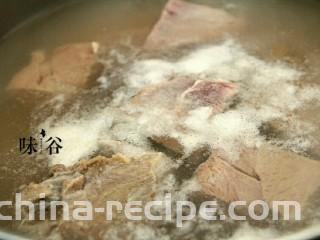 麻辣牛肉条,牛肉切块放到锅里加清水煮开，撇去血沫，洗干净。