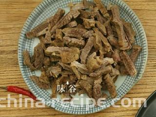 麻辣牛肉条,卤好的牛肉捞起晾凉，切成长条形。