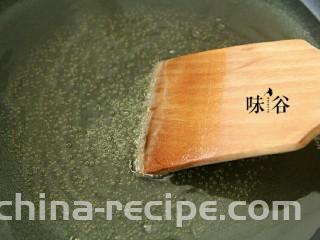 麻辣牛肉条,锅内热油，起泡了就表示可以了。