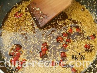麻辣牛肉条,多余的油倒出，锅内留多点油，油热后倒入芝麻,辣椒粉花椒粉和辣椒进行翻炒，炒到香味溢出。