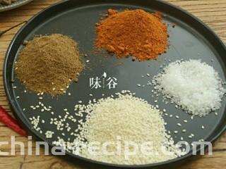 麻辣牛肉条,准备好辣椒粉，花椒粉，芝麻，糖等调料。