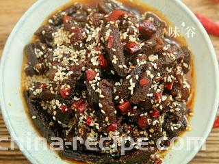 麻辣牛肉条,装盘盛出。