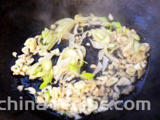 酸菜鱼片汤,锅中倒入底油加热放入葱姜蒜爆香