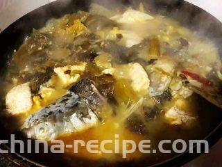 酸菜鱼片汤,炖10分钟放入盐再炖3分钟最后放入味精调味即可