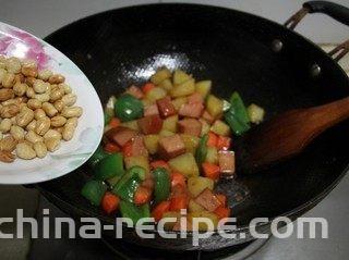 西兰花火腿果仁丁,关火，加入花生翻炒均匀即可