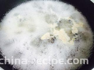 黄芪乌鸡汤,大火烧开煮3-5分钟