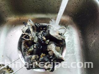 黄芪乌鸡汤,放在自来水下冲洗掉浮沫并沥干水分