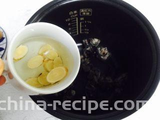 黄芪乌鸡汤,倒入提前浸泡后的黄芪