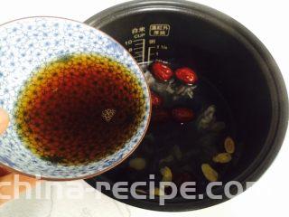 黄芪乌鸡汤,倒入20g黄酒