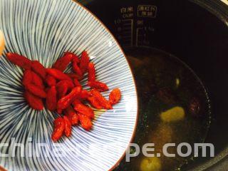 黄芪乌鸡汤,放入清洗干净的枸杞
