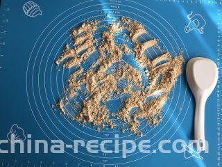 老北京驴打滚,在案板上撒熟黄豆粉