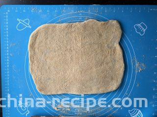 老北京驴打滚,用擀面杖擀成约0.5厘米厚的薄片