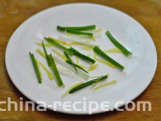 清蒸白鲳鱼,在盘子底部铺上一些姜丝和葱段