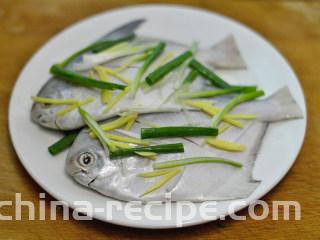 清蒸白鲳鱼,再在表面铺上一些姜丝和葱段
