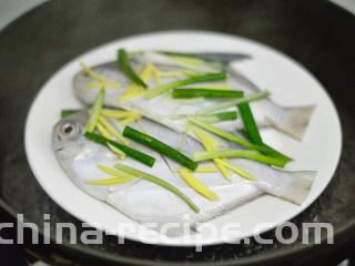 清蒸白鲳鱼,放入蒸锅中，大火蒸约7、8分钟，关火后继续闷5、6分钟
