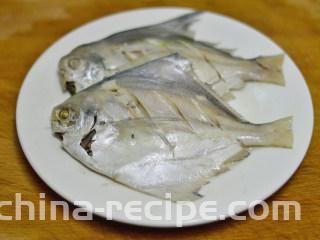 清蒸白鲳鱼,蒸好后取出，倒掉盘子里的汤汁，夹掉姜丝和葱段