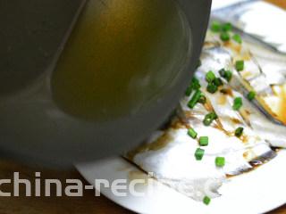清蒸白鲳鱼,淋在鲳鱼表面即可
