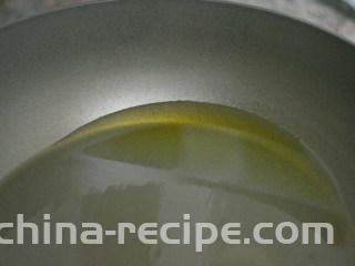 清蒸白鲳鱼,锅里倒入花生油，烧至滚热冒烟
