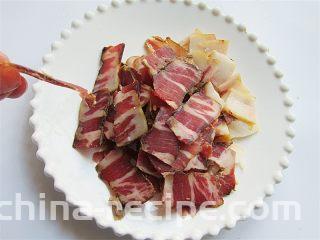 腊肉蒜香卷心菜,腊肉切成薄薄的片，肥瘦分开放