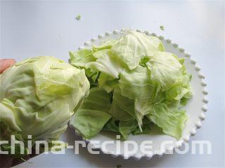 腊肉蒜香卷心菜,将包菜手撕成一个个大片，厚的根部去掉