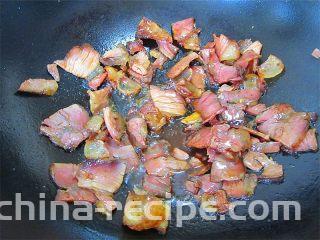 腊肉蒜香卷心菜,放入瘦腊肉部分翻炒，再倒入生抽、蚝油翻匀炝出香味