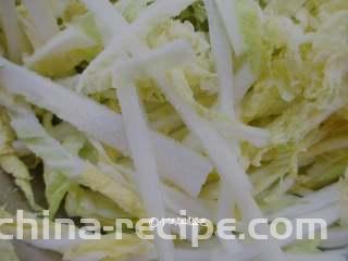 凉拌娃娃菜,用盐腌制半小时，然后用水冲洗一下