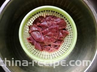 鱼香猪肝,捞出后控干水份。
