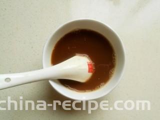 鱼香猪肝,再调制一碗料汁，在碗中加入3茶匙酱油，2茶匙香醋，2茶匙白糖，1茶匙料酒，1茶匙淀粉，少许清水调匀成碗汁。