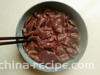 鱼香猪肝,搅拌均匀后腌制10分钟。