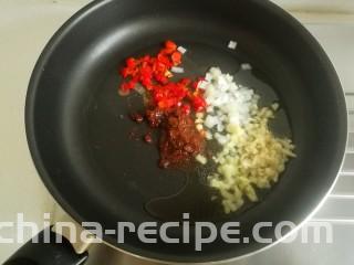 鱼香猪肝,锅中放油烧热，放入葱姜蒜末，剁椒和豆豆瓣酱。