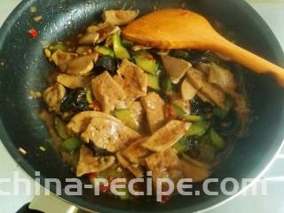 鱼香猪肝,大火翻炒，炒至芡汁都均匀的裹在食材上即可关火。