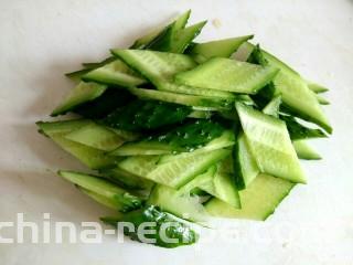 海米腐竹炒黄瓜,黄瓜切菱形片