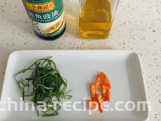 清蒸巴沙鱼柳,蒸鱼的时候我们准备葱丝、小米辣备用。