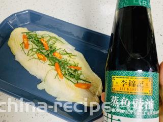 清蒸巴沙鱼柳,加入适量的蒸鱼豉油。