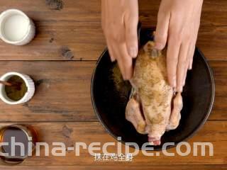 手撕椒麻鸡,土鸡洗净，用盐、鸡、料酒抹至鸡全身，腌制20分钟