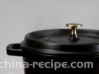手撕椒麻鸡,煮到香味出来，盖上锅盖焖煮