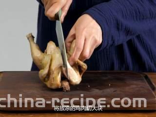 手撕椒麻鸡,将放凉的鸡肉切大块