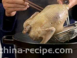 手撕椒麻鸡,直至筷子可以戳破鸡肉，将鸡捞出，放置一边，待其凉透