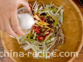 手撕椒麻鸡,将鸡丝倒入盆中，倒入京葱丝、红椒丝、姜丝、椒麻油以及少许白糖、生抽、醋、麻油、再加一点鸡汤