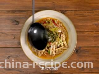 手撕椒麻鸡,装盘，放上新鲜的藤椒，淋几勺热油，把藤椒的麻味激出来即可