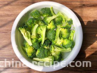 杏鲍菇炒西兰花,首先把西兰花切成小朵，清洗干净放入碗里，放入一勺盐，再加入适量水，浸泡30分钟，浸泡好清洗干净沥水待用。