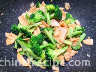 杏鲍菇炒西兰花,焖好以后，倒入焯好水的西兰花，快速翻炒2分钟，加入适量鸡精翻炒均匀，即可出锅。