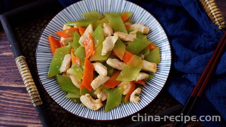 The method of stir frying chicken with asparagus