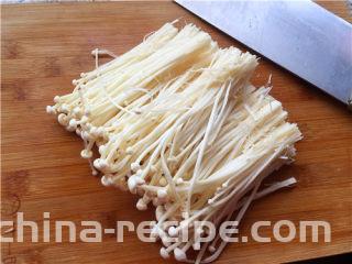 金汤肥牛,金针菇去掉根，洗干净。
