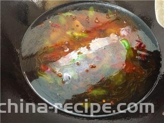 金汤肥牛,倒入适量的高汤或者水。加入一勺半食盐。


