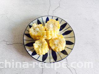 低脂菌菇汤,玉米洗净切成小段