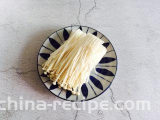 低脂菌菇汤,金针菇去掉老根清洗干净沥干水分备用