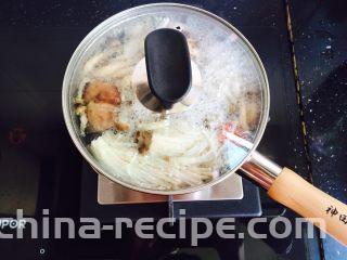 低脂菌菇汤,盖上锅盖中火煮三至五分钟