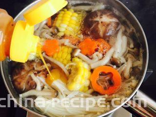 低脂菌菇汤,加一勺鲜鸡汁搅拌均匀