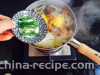 低脂菌菇汤,最后放入葱段